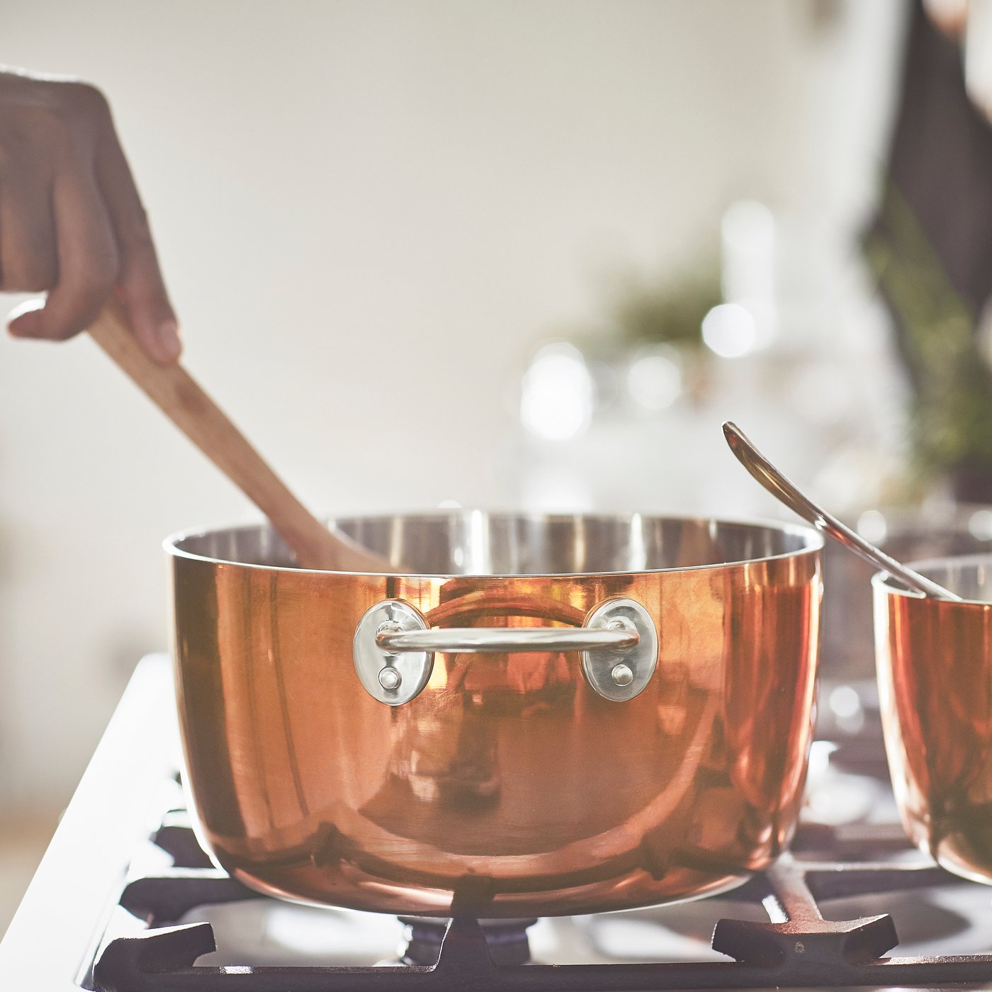Una olla FINMAT de cobre/acero inoxidable con tapa