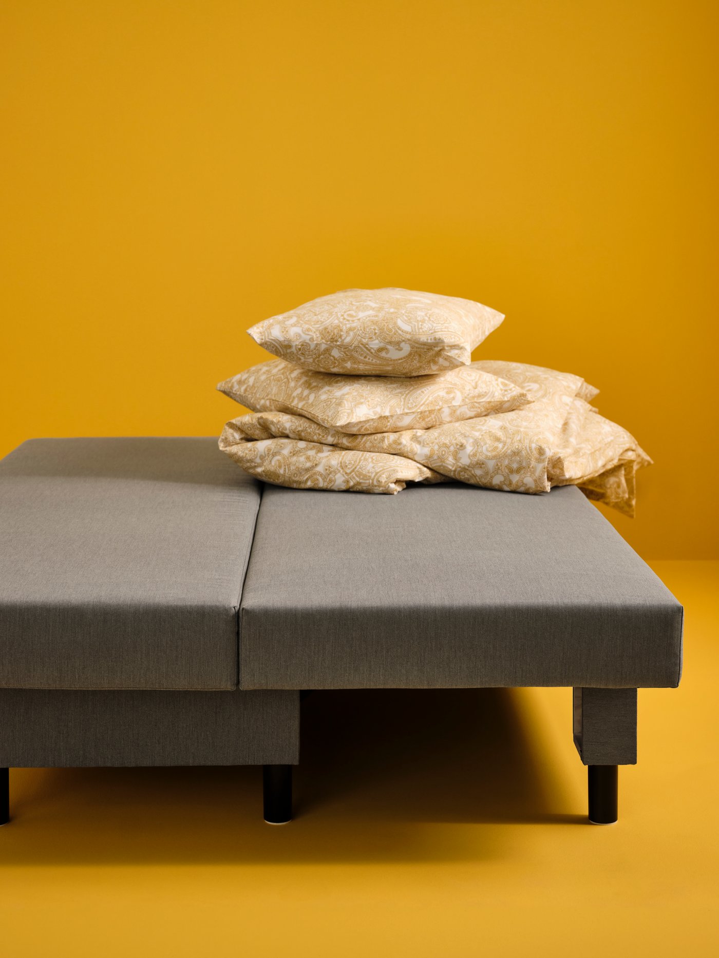 An yellow/white JÄTTEVALLMO duvet cover and 2 pillowcases