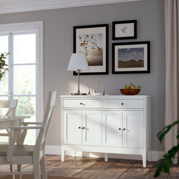 Ett IDANÄS vitt sideboard med skåp och lådot i lantlig stil.