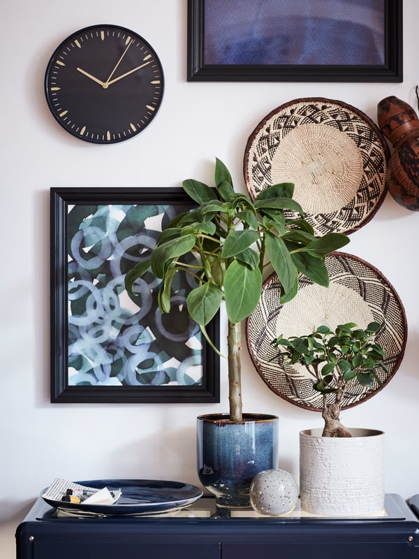 A black stained EDSBRUK frame in the living room