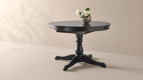 Una mesa extensible INGATORP negra
