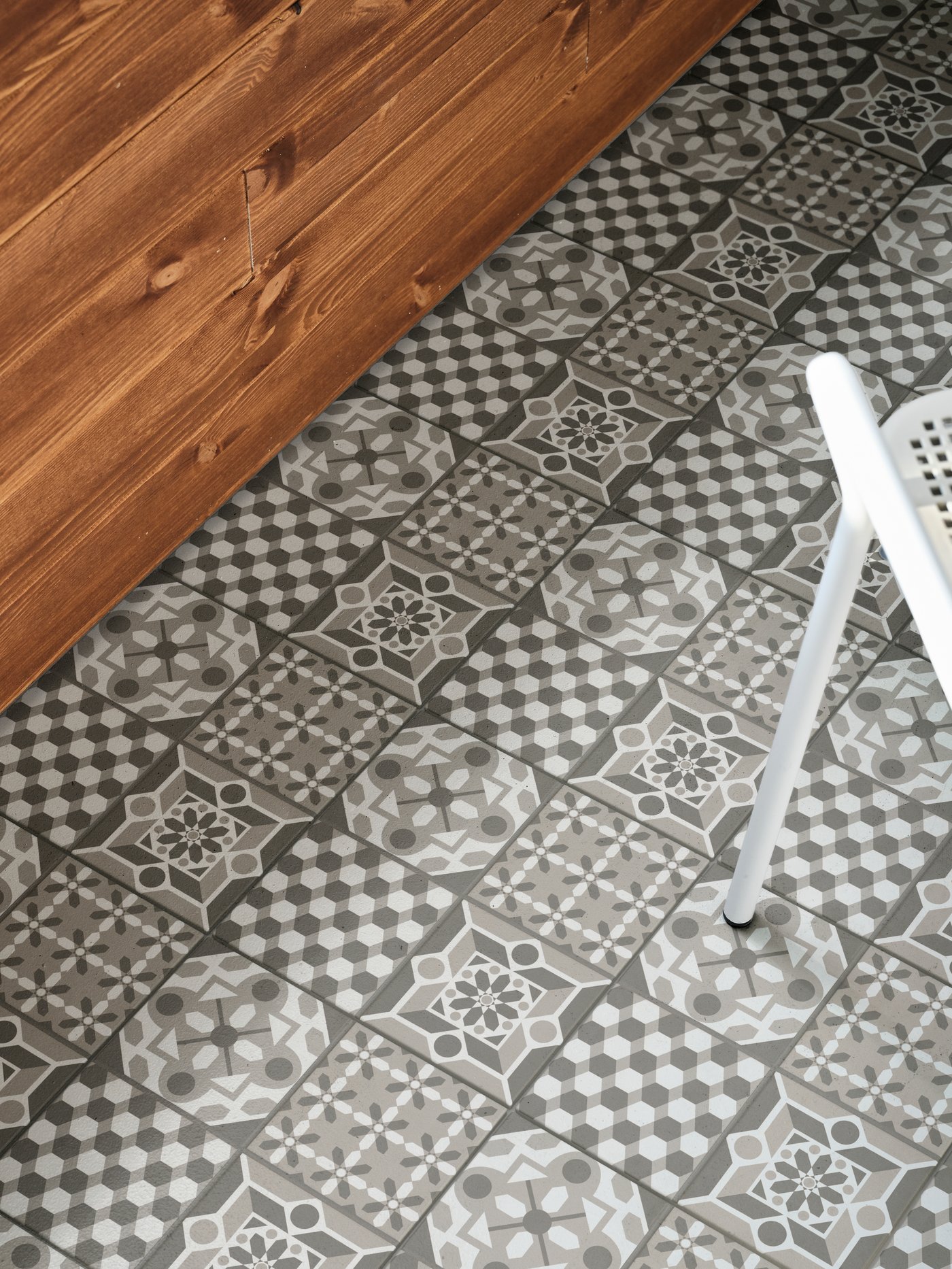 An outdoor floor with MÄLLSTEN floor decking in grey/white. The different patterns create a personalised expression.