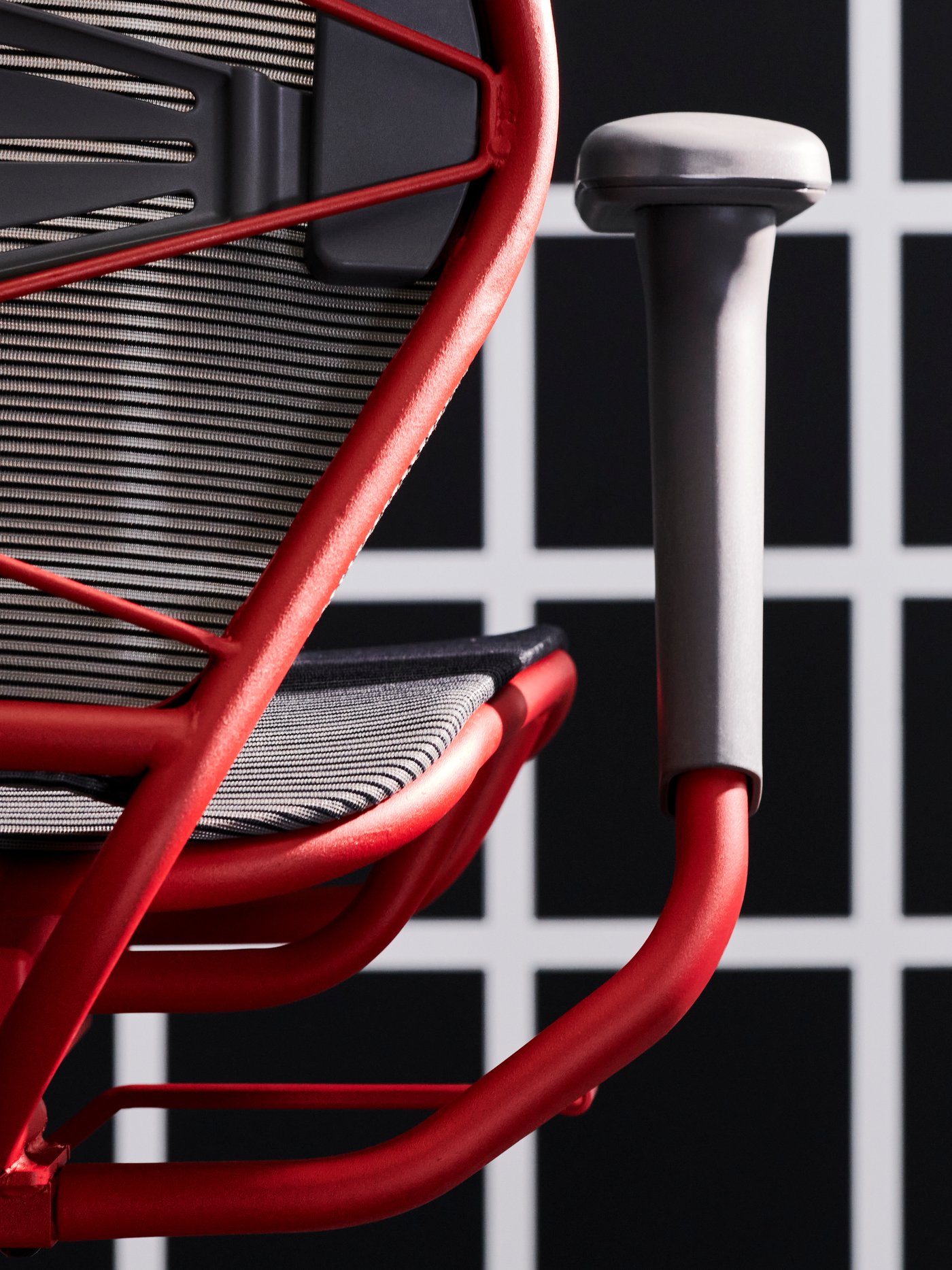 Detalles de una silla gamer STYRSPEL roja con gris.