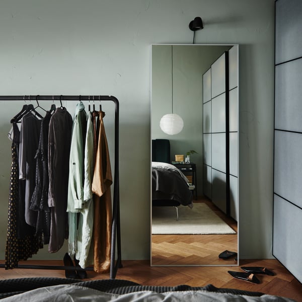 Eine schwarze SKURUP Wandleuchte im Schlafzimmer