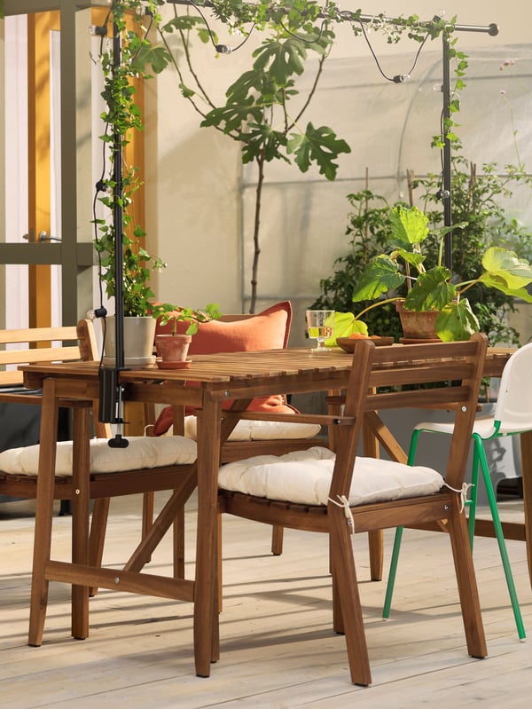 Una terraza con un comedor ASKHOLMEN.