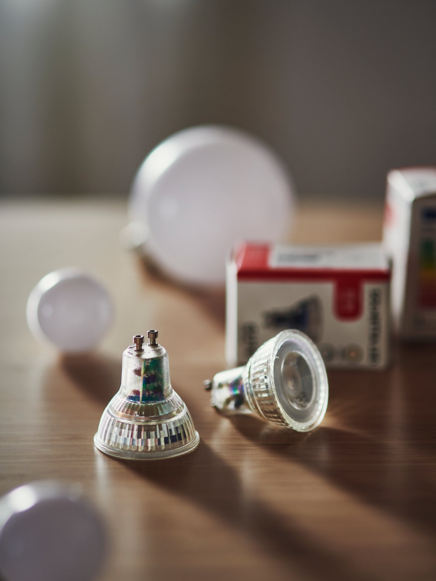 Une ampoule à DEL SOLHETTA GU10 à intensité réglable de 345 lumens.