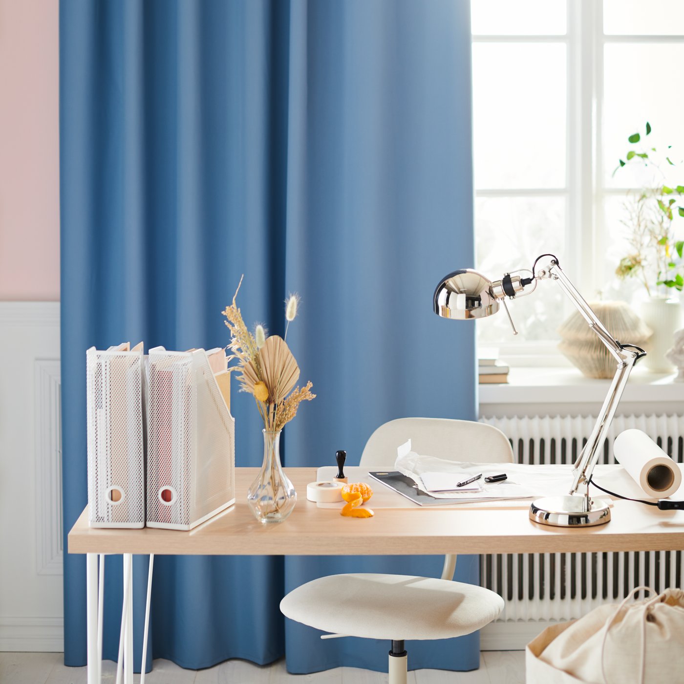 Range-revues DRÖNJÖNS blanc dans un bureau à domicile