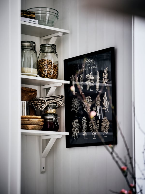 A garden KNOPPÄNG frame with poster in the kitchen