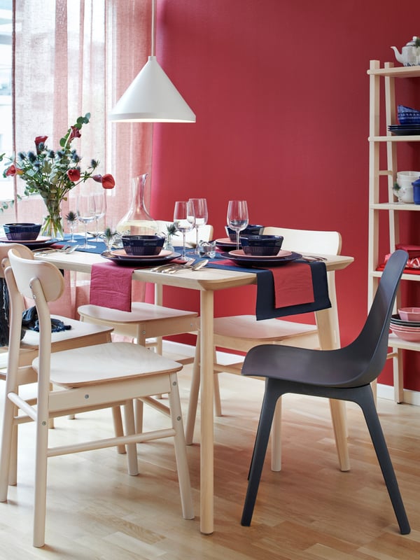 Comedor con mesa LISABO color madera, 4 sillas RÖNNINGE color madera y silla ODGER negra.