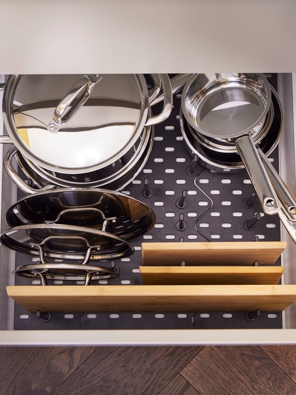 Un cajón de mueble de cocina visto desde arriba. En el interior una organizador UPPDATERA.