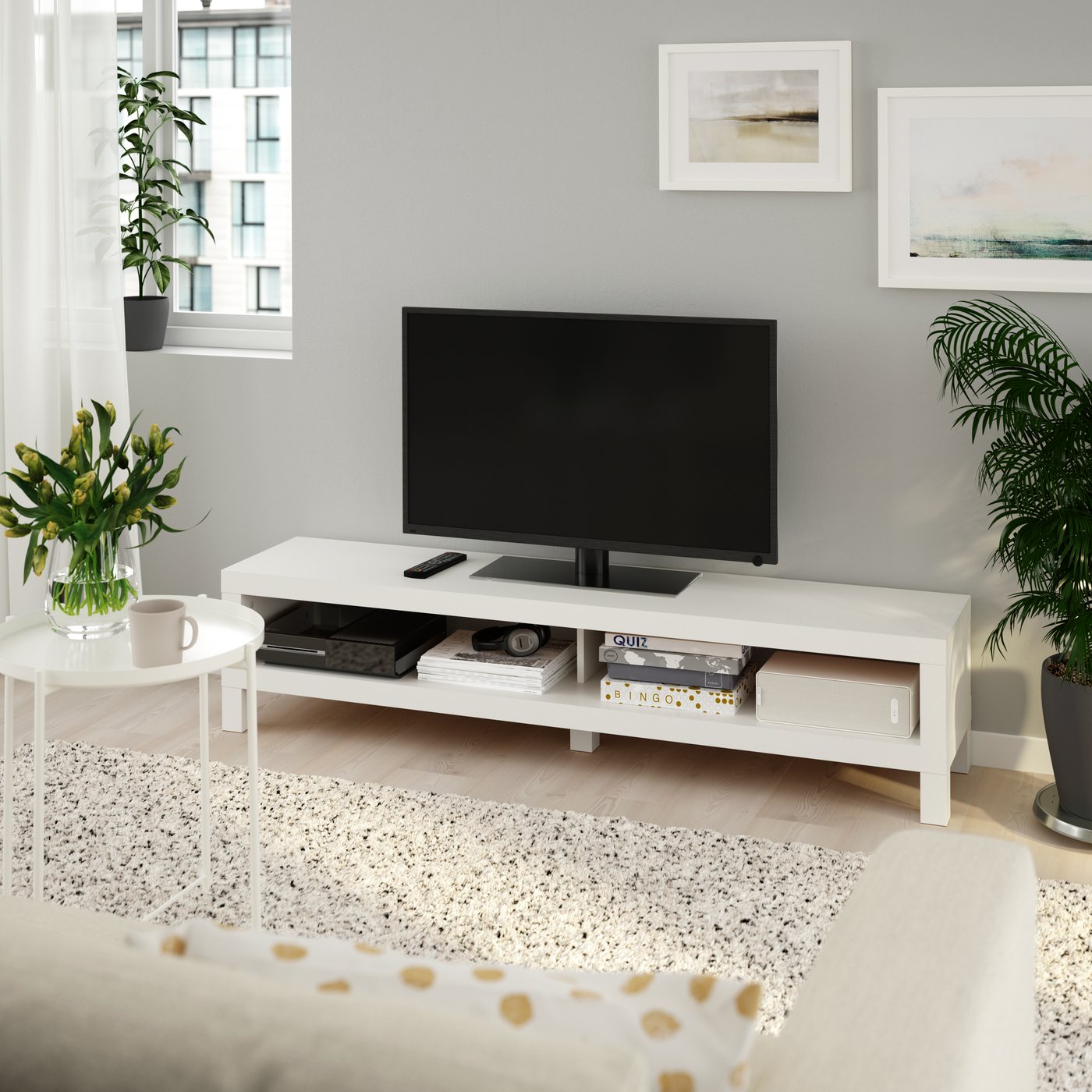 Un rack para TV LACK blanco frente a una alfombra IKEA.
