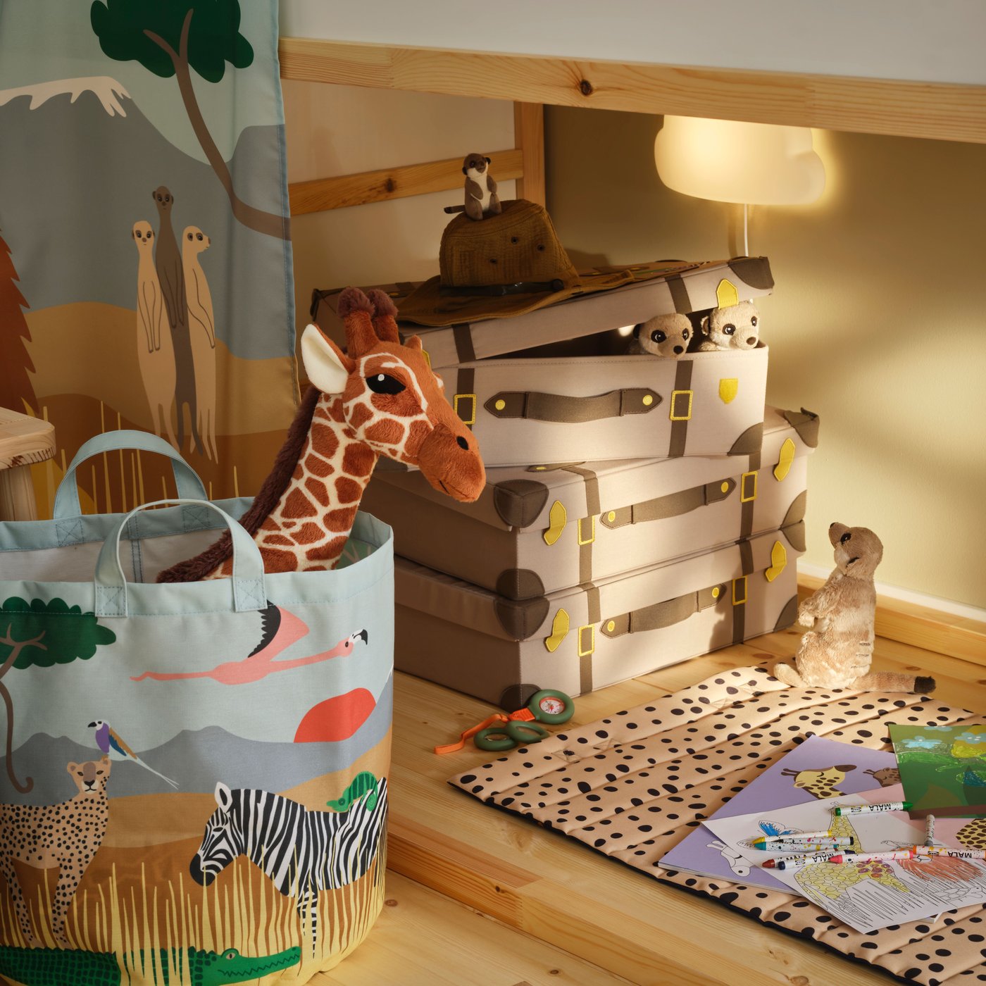 Una cortina de cama KURA con animales multicolores en la sabana africana, con peluches de la colección SANDLÖPARE.