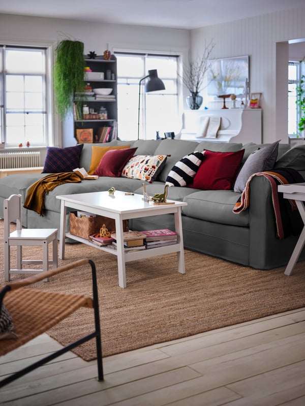 Ruang tamu besar yang mempunyai sofa empat tempat duduk dengan chaise longue GRÖNLID berwarna kelabu, meja kopi LUNNARP berwarna putih terletak di sebelahnya.