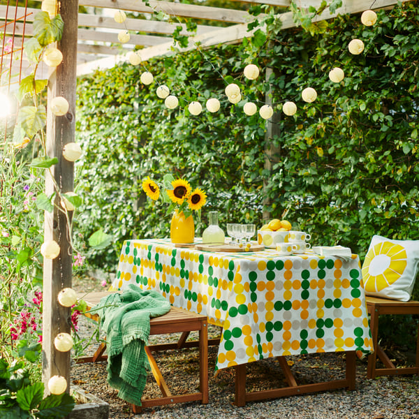 Un comedor de terraza donde hay sillas de terraza y una banqueta NÄMMARÖ.