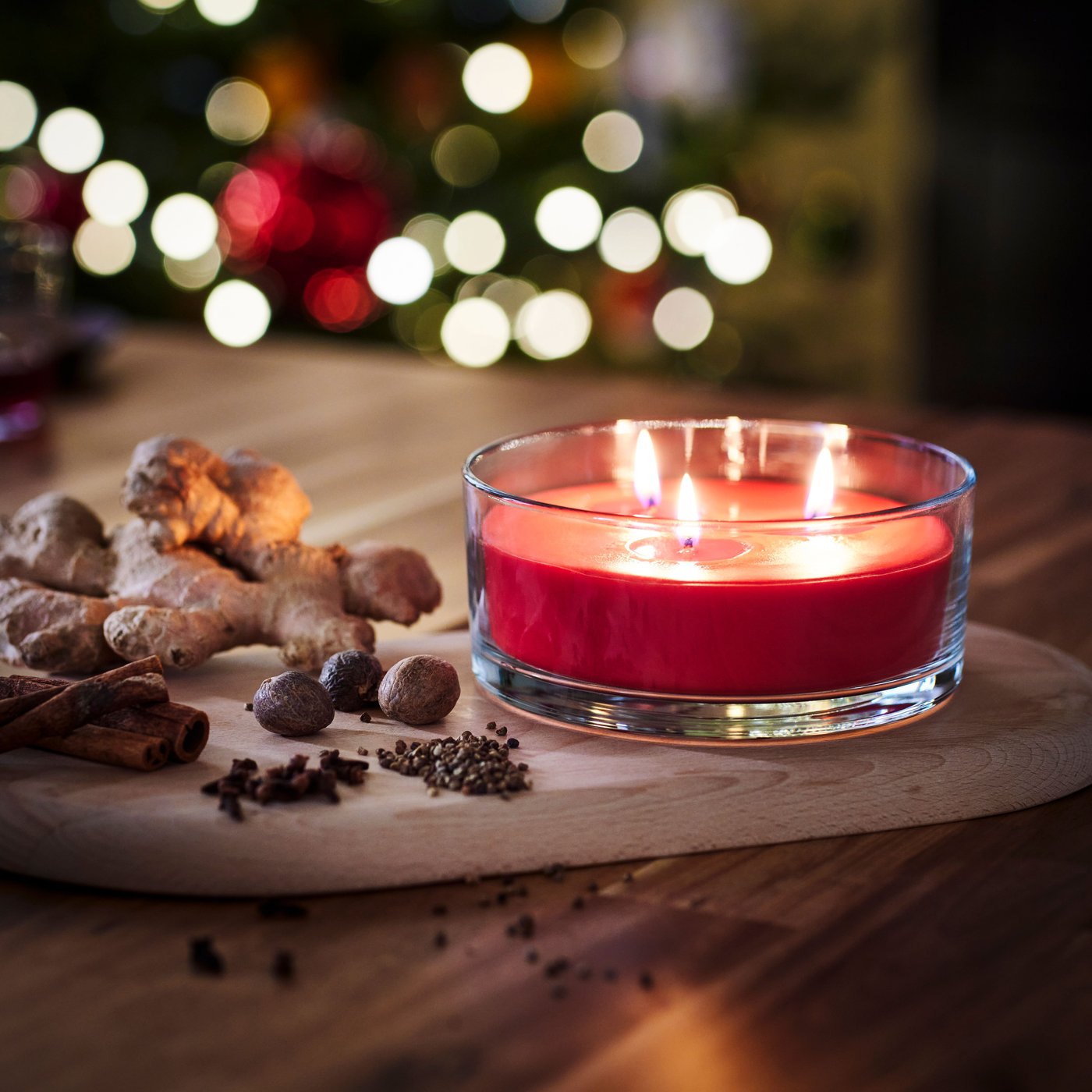 A Spiced delight/red VINTERFINT scented candle in glass, 3 wicks
