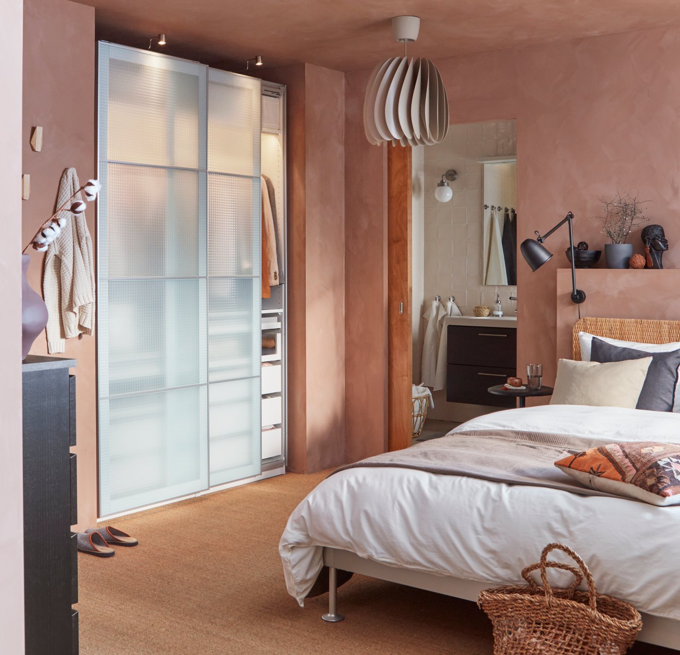 We offer 10-year guarantee that covers PAX/KOMPLEMENT wardrobes and interior organisers.