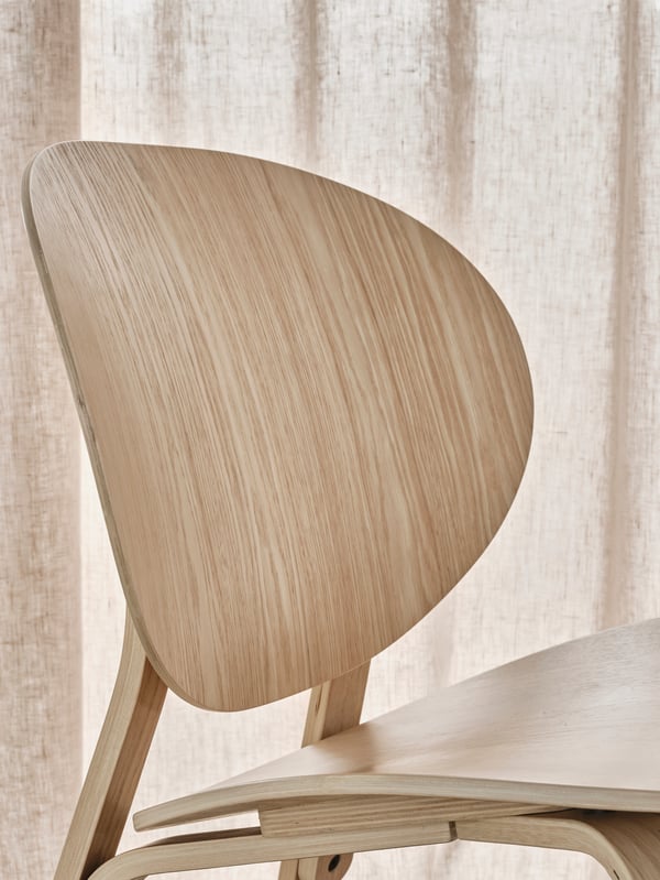 VOXLÖV chairs feature beautifully bent bamboo legs, as well as handwoven seats and backrests in paper twine.