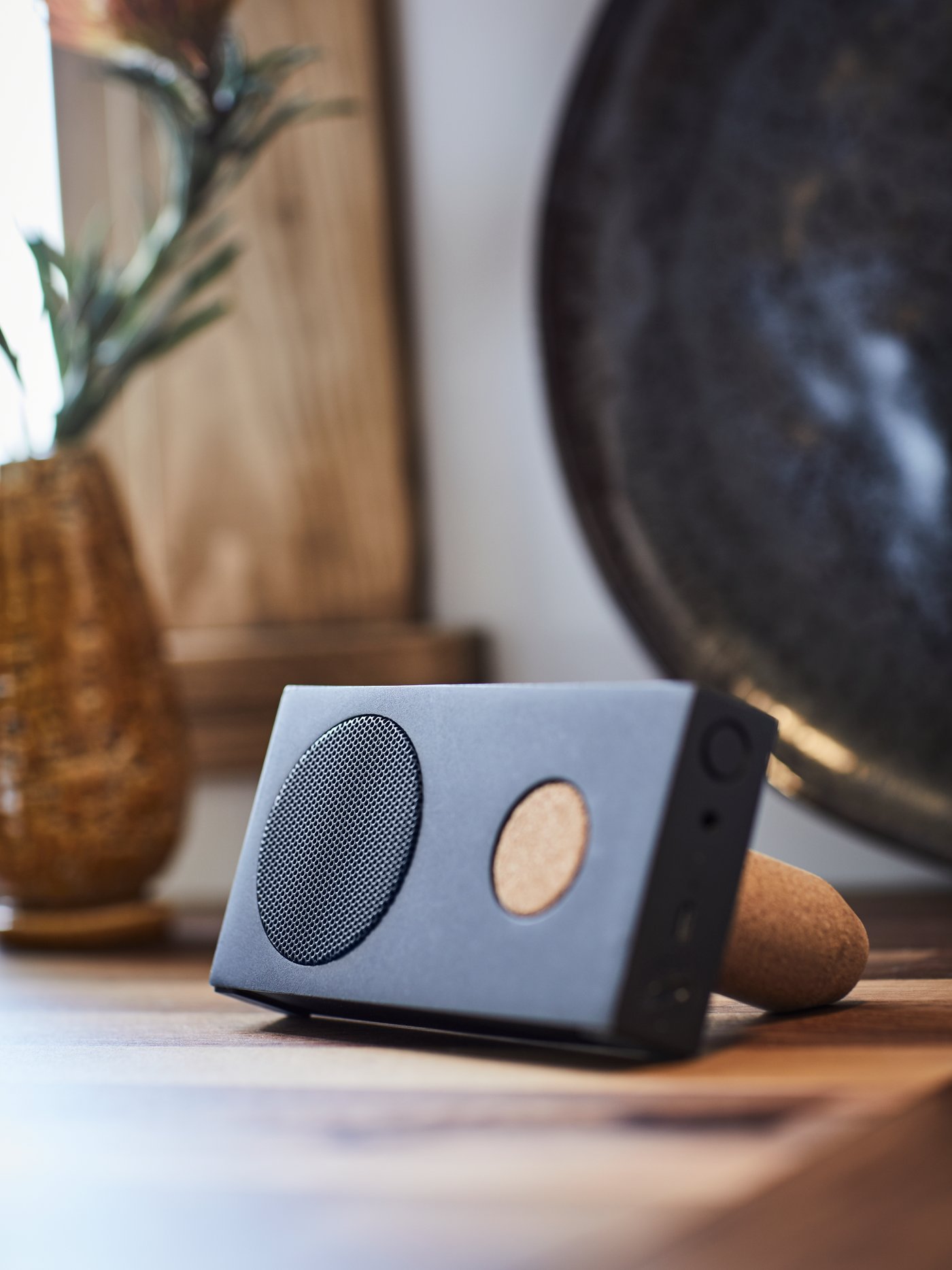On table is a VAPPEBY Bluetooth speaker.