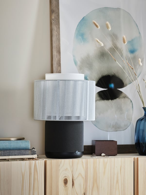 Side table with a combined SYMFONISK WiFi speaker and lamp.