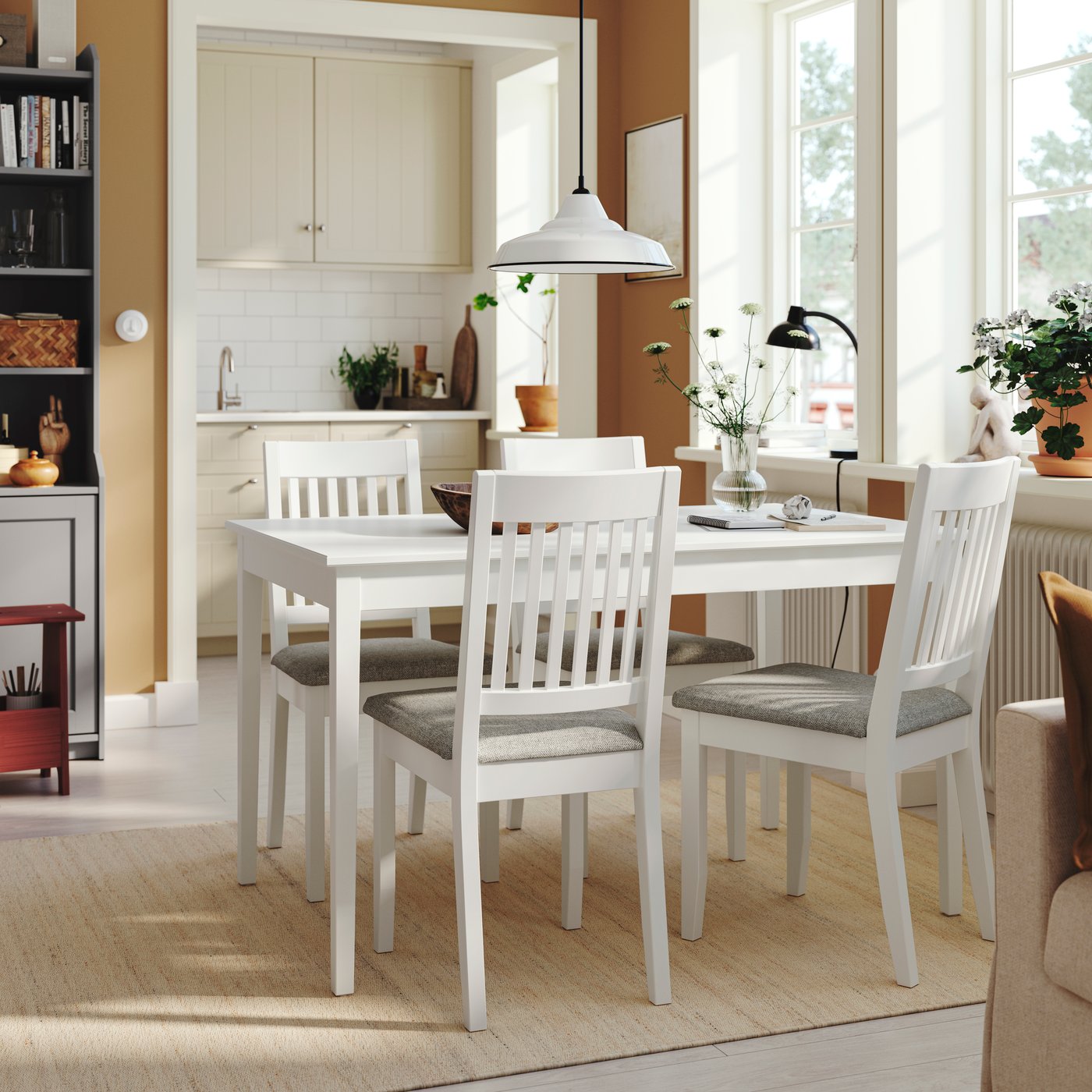 Un tavolo NÄSINGE bianco/bianco e beige-grigio e 4 sedie nella sala da pranzo