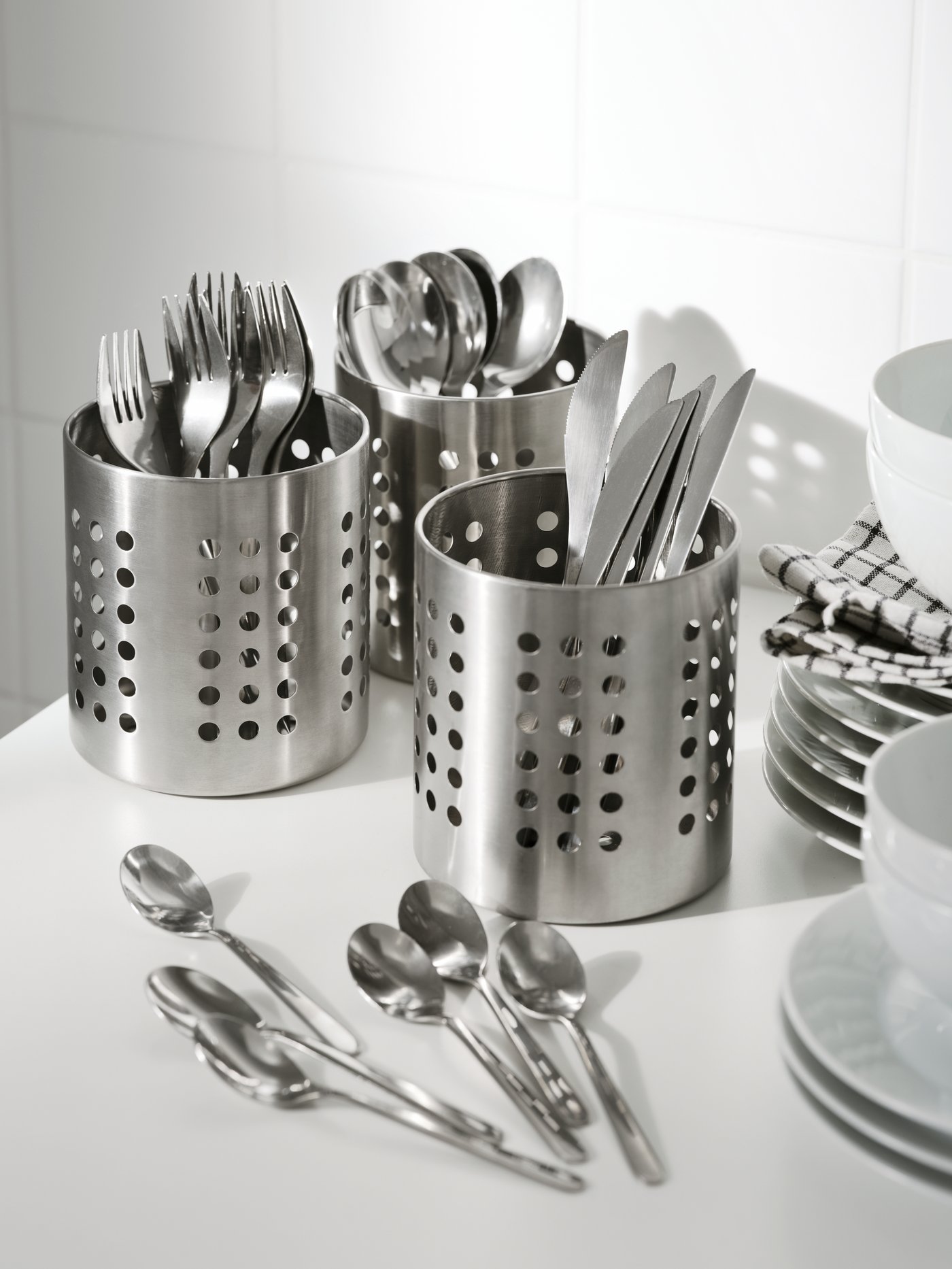 A stainless steel FÖRNUFT 24-piece cutlery set in the kitchen