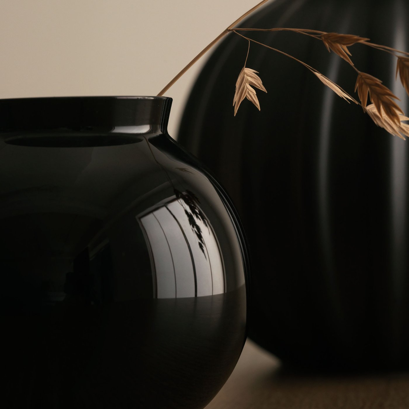 黒く光沢のある花瓶。