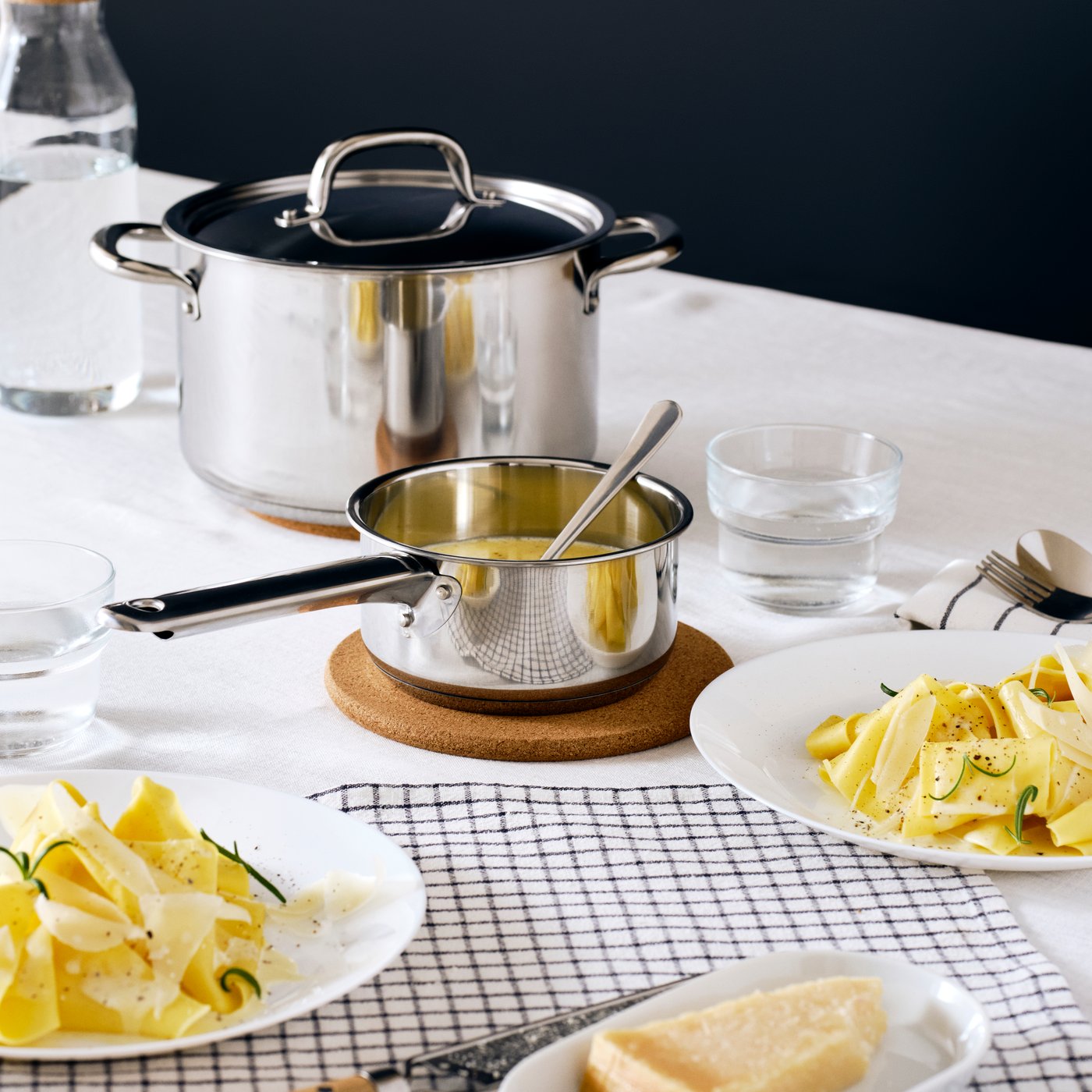  Ya seas un chef casero o alguien que recién empieza a cocinar, encontrar las herramientas adecuadas comienza con las confiables. Desde cacerolas resistentes hasta sartenes ligeras, tenemos todos los juegos de cocina que necesitas para preparar tus platos estrella con facilidad.