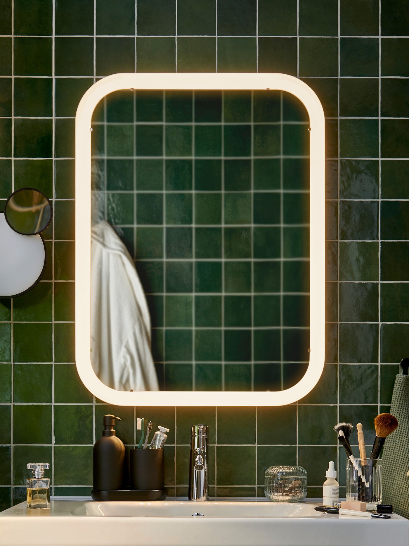 Ein Badezimmerspiegel mit Licht aus unserer STORJORM Serie.