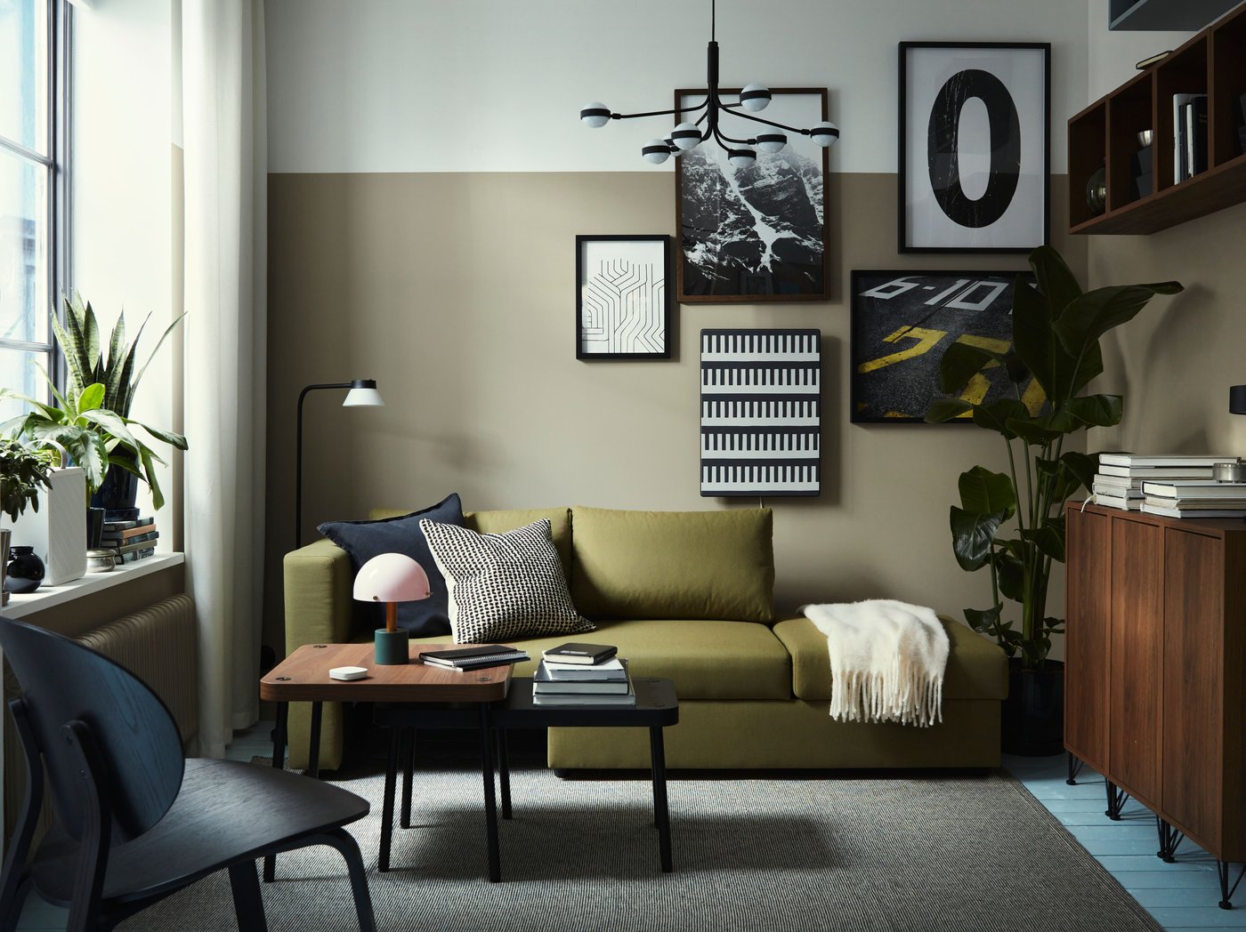 Žuto-zelena SKÖNABÄCK sofa u retro dnevnoj sobi s dva SONHULT seta stočića s imitacijom orahovine.