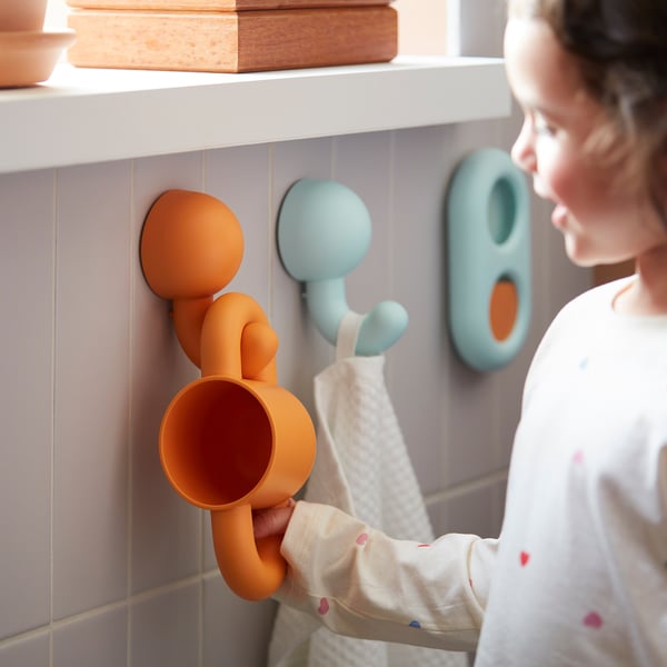 HUMLESJÖN Hook with suction cup, orange/turquoise, 12x8 cm