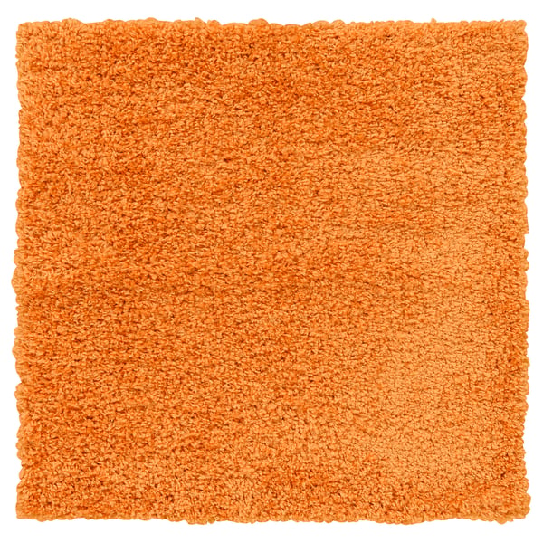En orange rektangulär ryamatta. Den är mjuk, tjock och fläckbeständig med en enkel design.