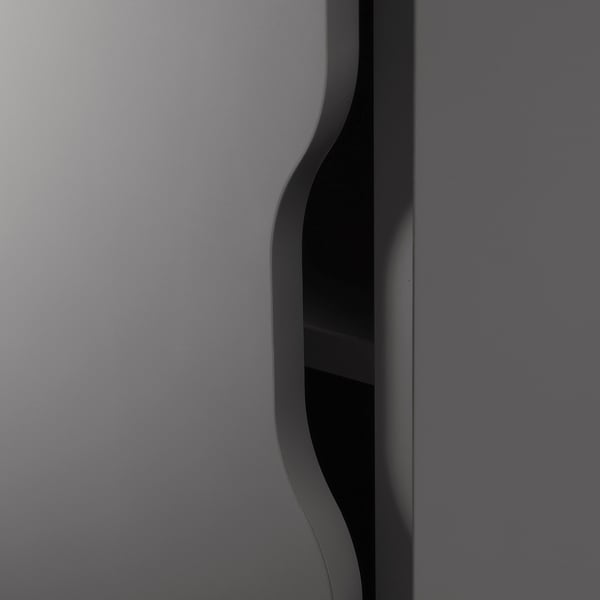 Mörkgrå bokhylla med släta, rundade kanter. Modern design, tomma hyllor redo att användas.