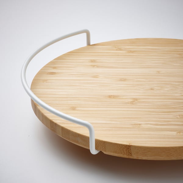 Rund bambu lazy susan med vitt metallhandtag, slät yta, hög kant och ren design.