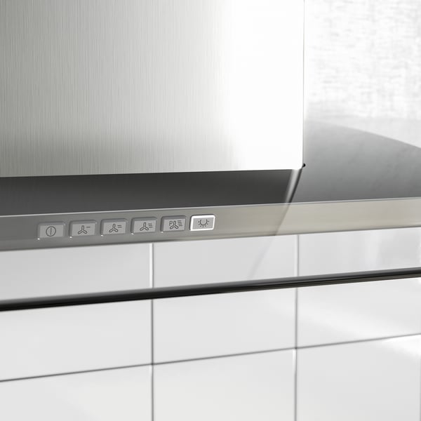 Modern spiskåpa i rostfritt stål med kontrollpanel, LED-lampor och elegant glaskant.