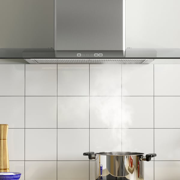 Modern köksfläkt med glaskant, rostfritt stål, LED-lampor och kontrollpanel. Den suger ut 453 m³/h och har tre hastighetsinställningar.