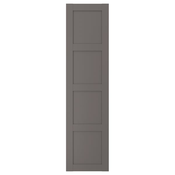 Bilden föreställer en hög, vertikal grå BERGSBO-dörr med fyra kvadratiska paneler, gångjärnsförsedd med en elegant, modern, halvmatt finish.
