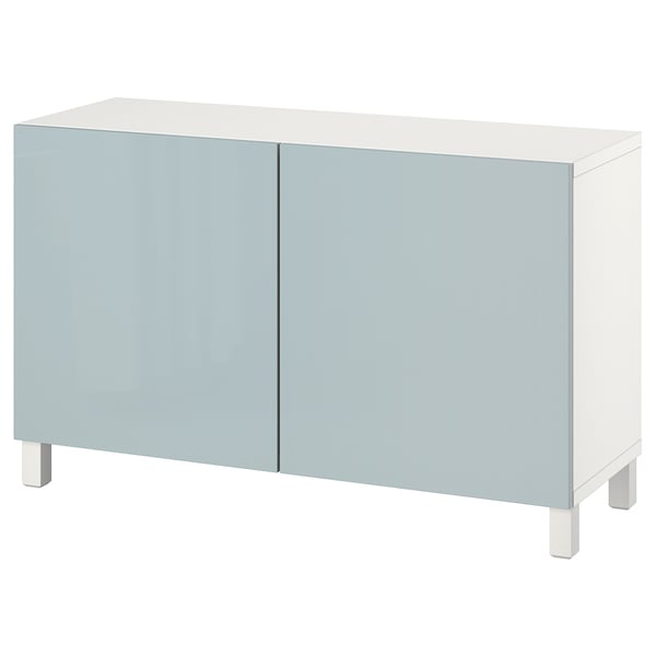 Displayen är ett ljusblått och vitt BESTÅ-sideboard med två dörrar och flyttbara hyllplan som erbjuder gott om förvaring.