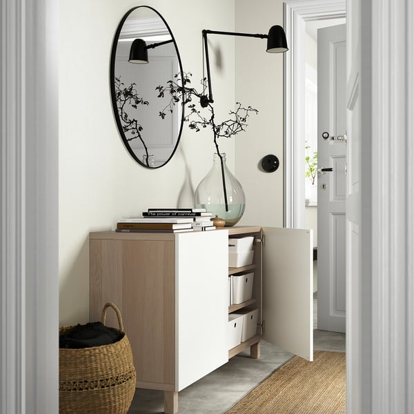 Modern entré med förvaring BESTÅ, spegel, ljus och korg.