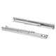 Två par lådskenor i silvermetall, långa, smala, parallella, med synliga skruvar och låsmekanismer.