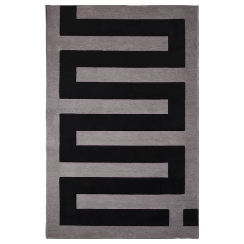 BLÅSKATA grå matta med svarta geometriska former, rektangulär, mjuk, fläckbeständig, halkskyddad.