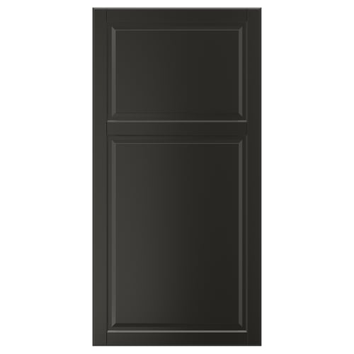Den svarta skåpdörren BODBYN, med en klassisk design med en fasad panel och slät lackerad finish.