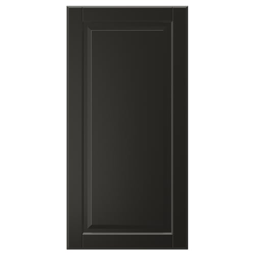 En svart skåpdörr BODBYN med en elegant, fasad paneldesign. Dess blanka yta är lätt att rengöra.