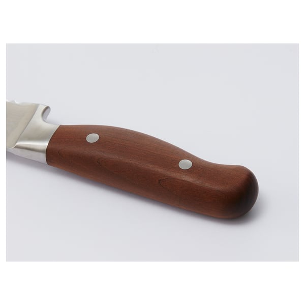 En kniv av hög kvalitet med ett trähandtag och ett blad i rostfritt stål. Handtaget har nitar för hållbarhet, vilket säkerställer långvarig användning.