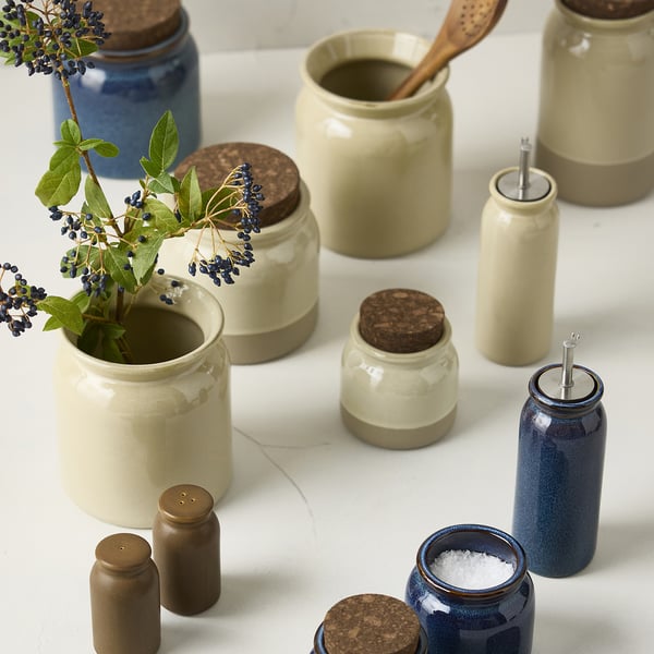 BRUGDHAJ behållare: blått och beige stengods. Variera storlekarna, förvara kryddorna. Några håller blommor, en med salt. Rustika, glaserade, korkunder.
