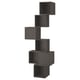 Svarta hyllor i modulär kub, väggmonterad, geometrisk design för förvaring.