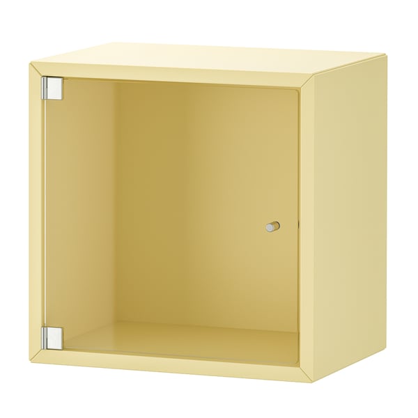 Ett gult EKET förvaringsmöbel med glasdörr. Den är fyrkantig och tillverkad av träfiberskiva och spånskiva med detaljer i metall och glas.