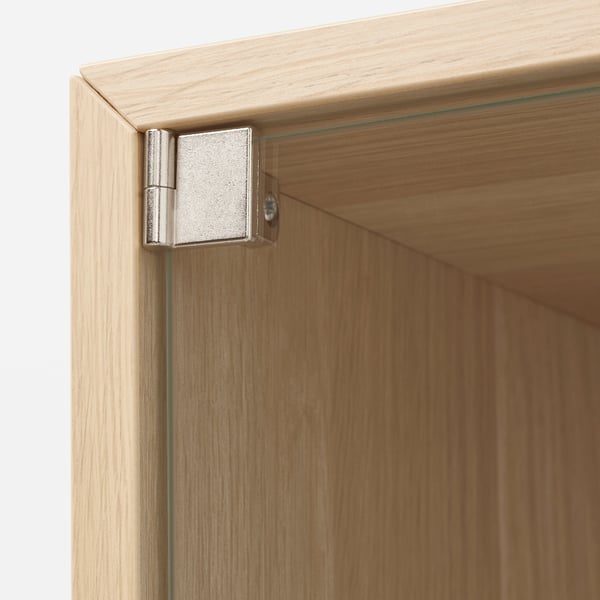 En närbild av ett högkvalitativt dörrgångjärn i glas, med elegant, exakt tillverkning och säker fastsättning i träramen.