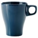 En mörkblå, keramisk mugg med enkel design och bekvämt handtag, perfekt för olika miljöer.