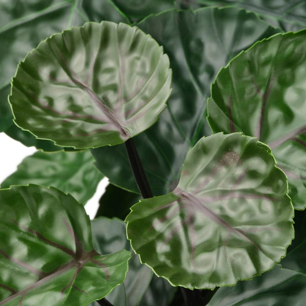 Närbild av naturtrogna konstgjorda växtblad, livligt grönt med detaljerade, vågiga mönster och realistiska texturer.