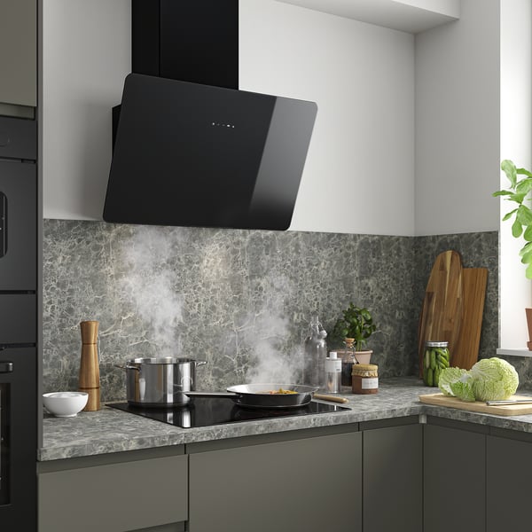 Modernt kök med FINSMAKARE fläkt, glas, led, spishäll i stål, marmorbänk, föremål, träskivor.